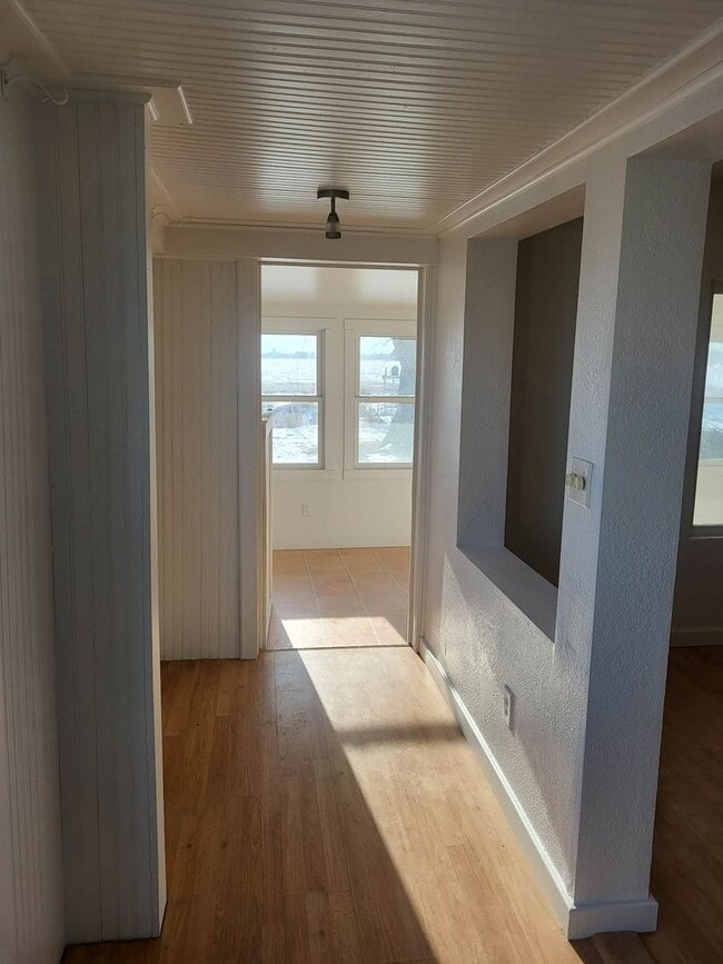 Building Photo - Country Living Close to Town!