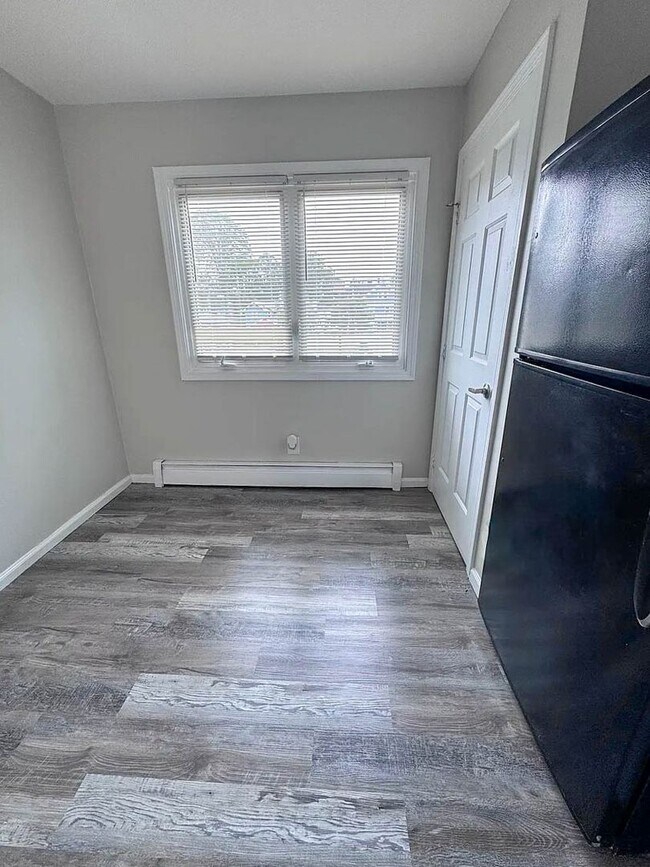 Building Photo - 678 Savin Ave