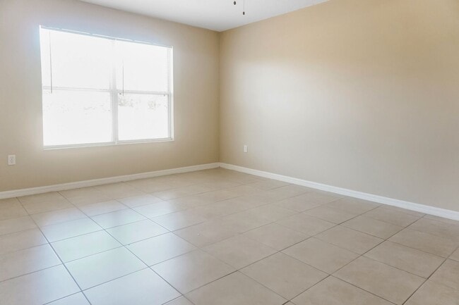 Building Photo - Discover Your Ideal Home in Poinciana, FL!