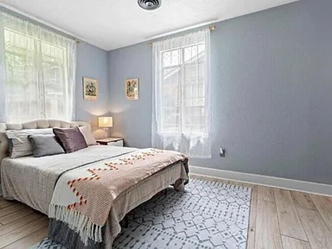 Building Photo - ZeeZee Gardens Cottage