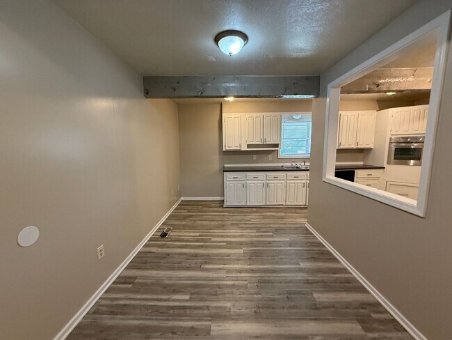 Building Photo - Huge 4 Bedroom in West Tulsa