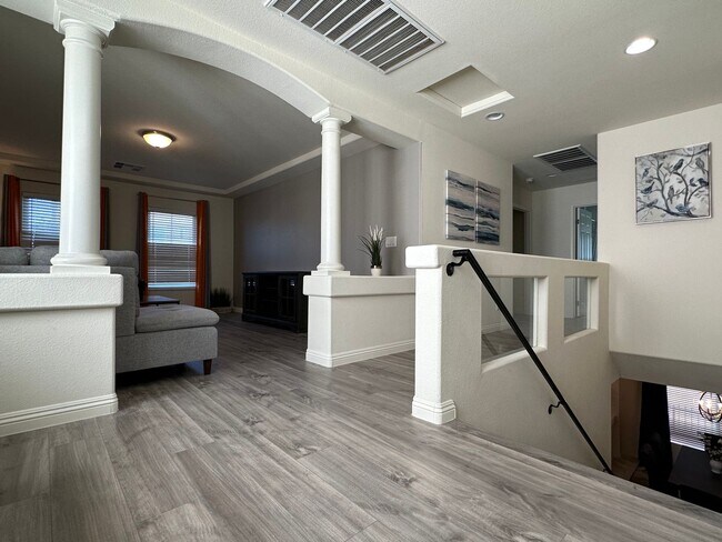 Building Photo - 4Bdrm/2.5bath Single Family Home - Fully Furnished