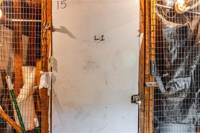 Building Photo - 6851 Roswell Rd