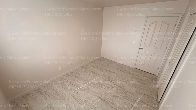 Building Photo - 3 bedroom/ 2 bathroom apartment