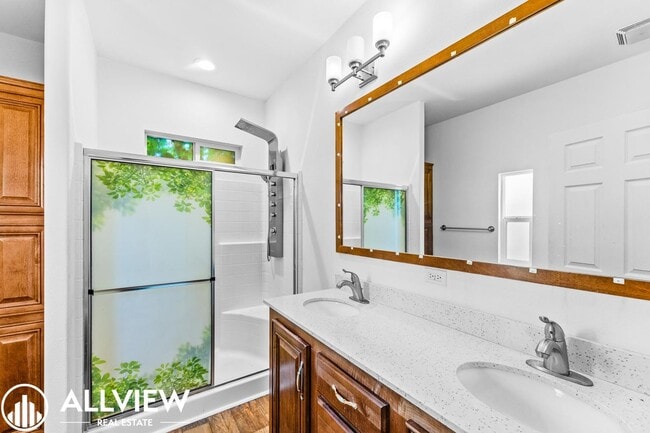 Building Photo - Stylish and beautiful 3-Bed Home with Land...