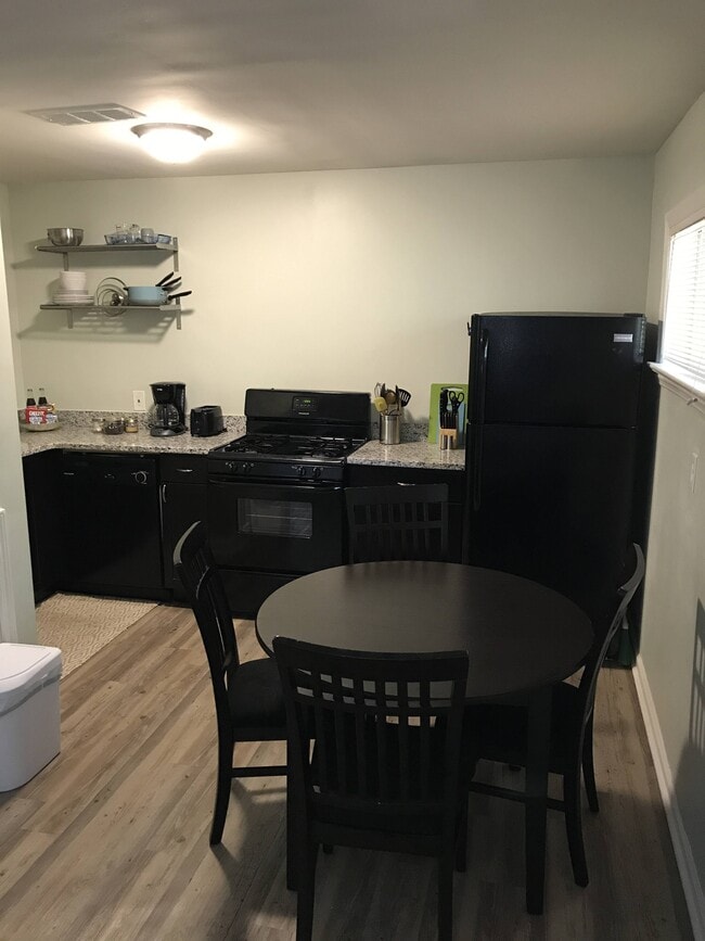 Building Photo - 848 Myrtle St NE