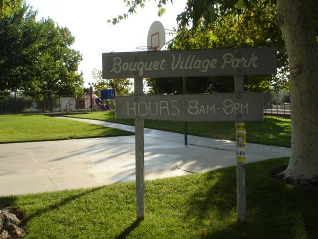 Building Photo - Charming 2-Bedroom Condo in Bouquet Canyon Village, Saugus!