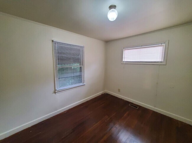 Building Photo - 2 Bedroom House