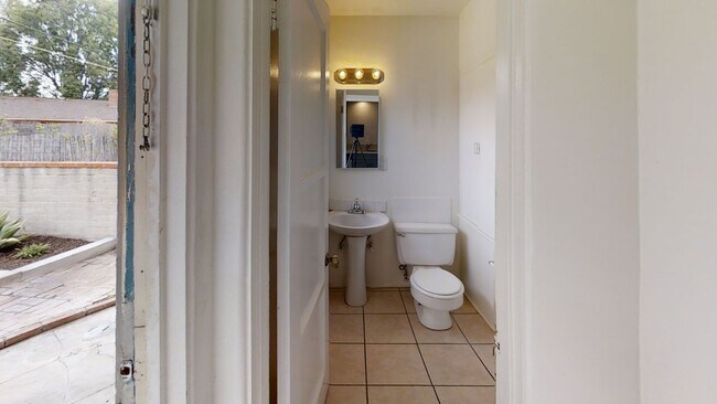Building Photo - Large House on Dorothy Dr! (Lease out, pen...
