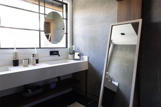 Building Photo - 2500 Bayview Dr