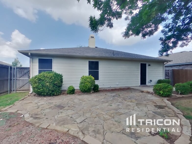 Building Photo - 2636 Peach Dr