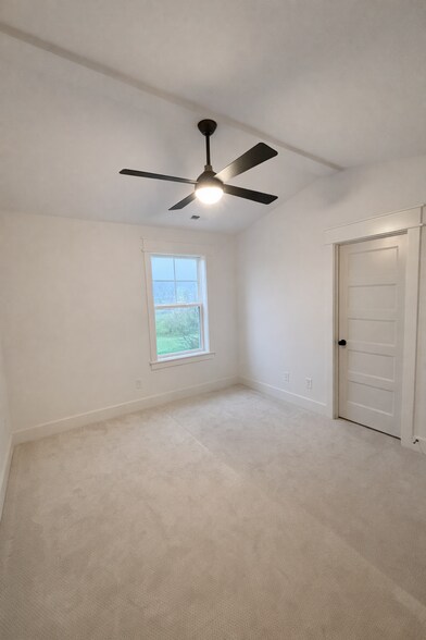 Building Photo - 2022 Maple Vw Ln