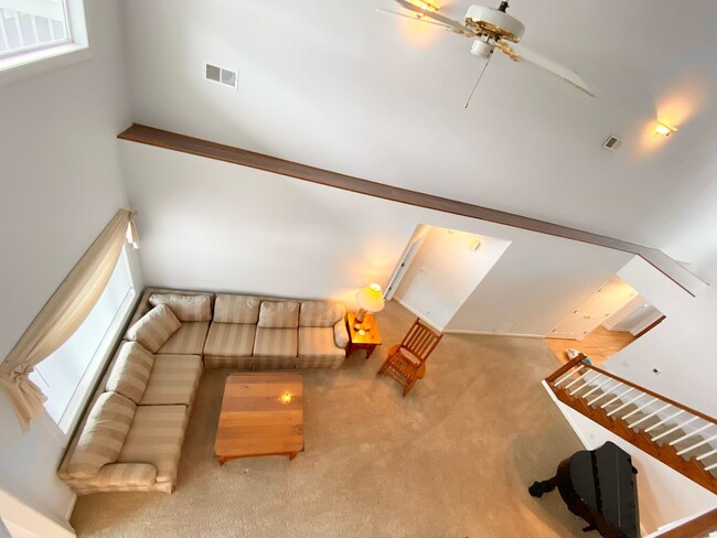 Building Photo - FULLY-FURNISHED GORGEOUS TOWNHOME!