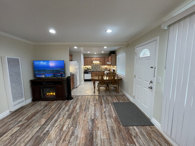 Living room facing kitchen - 1223 Bonanza Ave