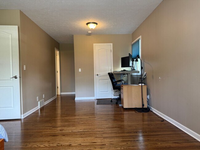 Building Photo - Stunning 4 Bed, 3 Bath Home with Backyard ...