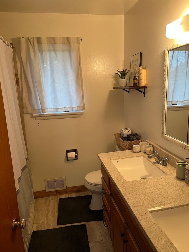 Building Photo - FULLY FURNISHED Midtown Three Bedroom Spac...