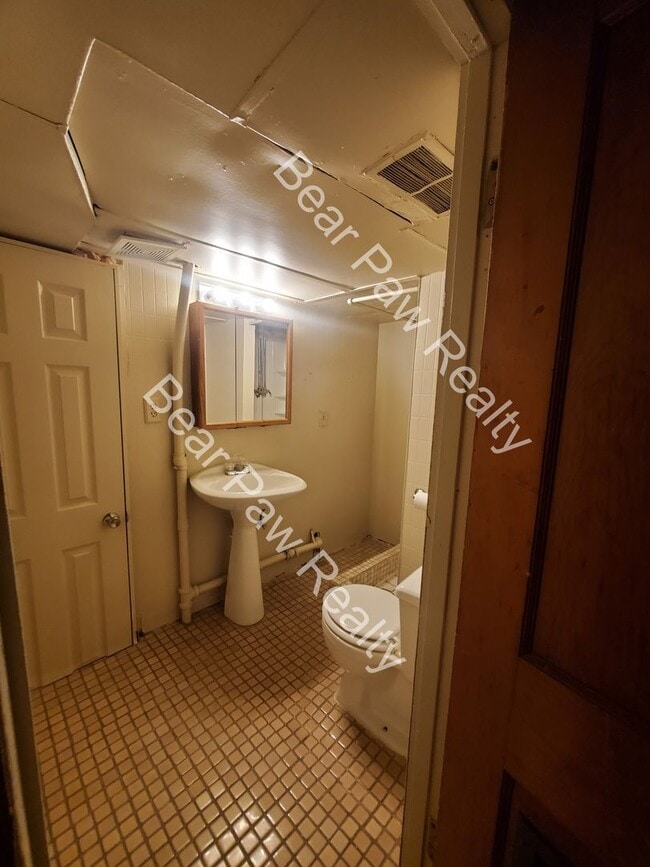 Building Photo - 1114/18 Converse Ave