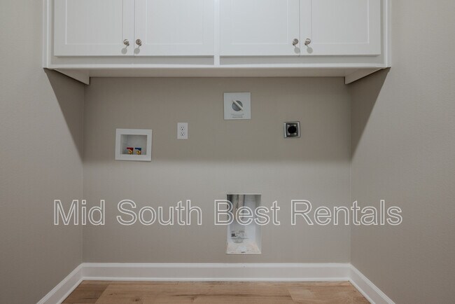 Building Photo - 829 Pine Tree Rd