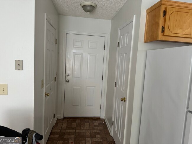 Building Photo - 205 Silver Fox Dr