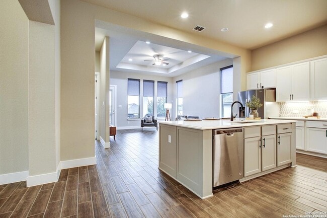 Building Photo - 1038 Cadogan Squire