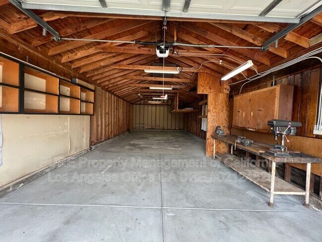 Building Photo - 2667 S Dolphin St