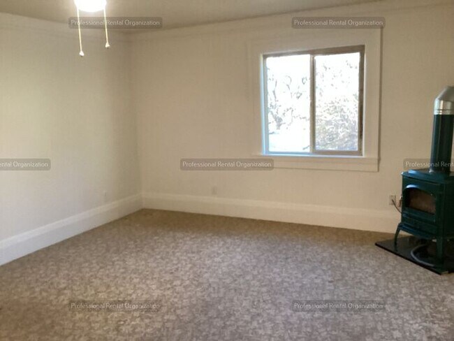 Building Photo - A price and views that can't be beat- Upper Flat with deck & expansive Vineyard and Sunset views