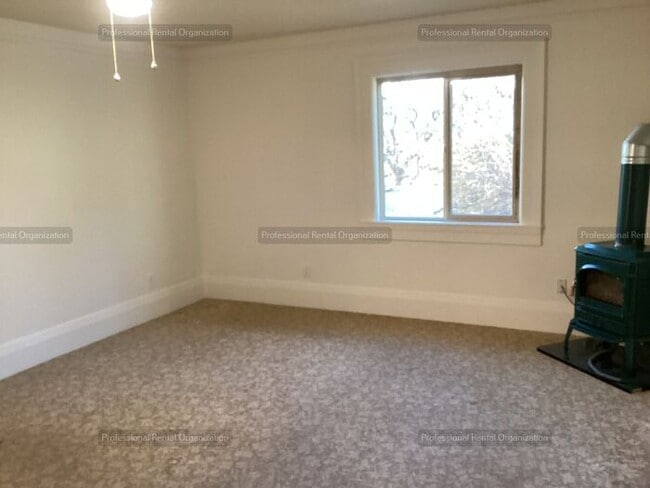 Building Photo - Upper Carriage house Flat with deck & expansive Vineyard and Sunset views