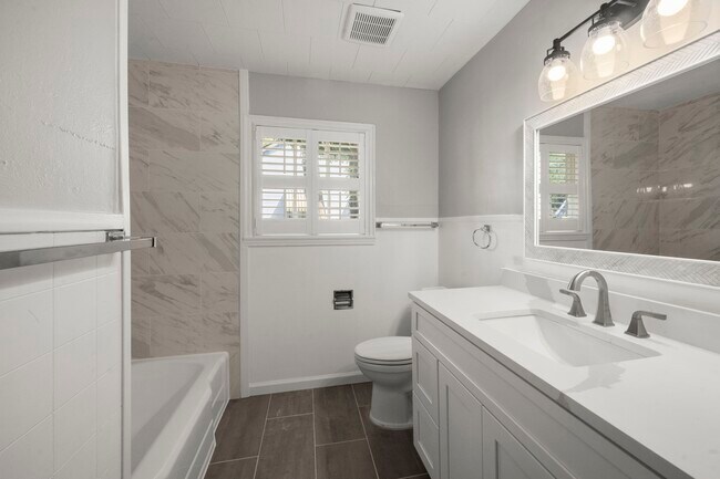 Building Photo - 6438 Pinehurst Dr