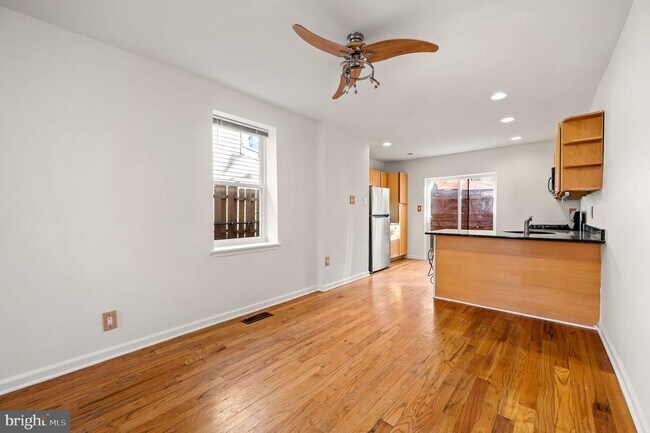 Building Photo - 985 N Randolph St