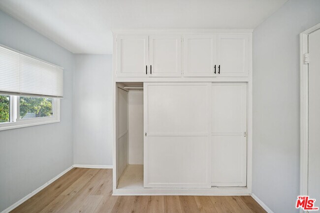 Building Photo - 1270 Havenhurst Dr