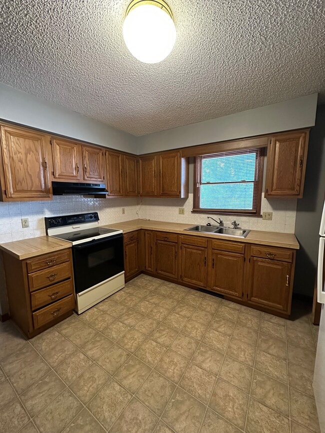 Building Photo - 905 Honeysuckle Ave