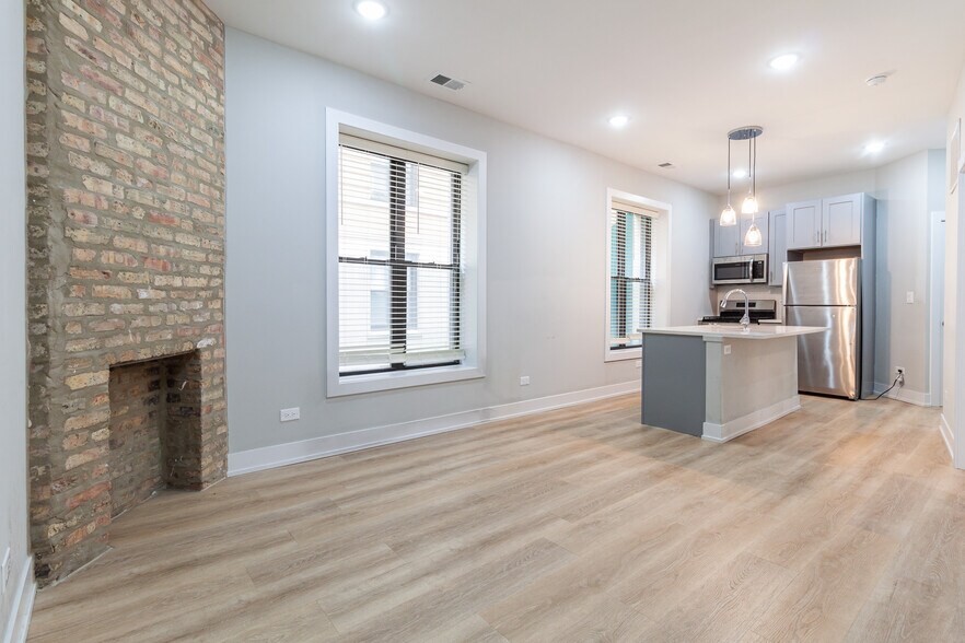 Building Photo - 441 W Belden Ave