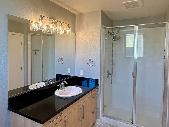 Building Photo - Spacious, Luxurious Modern 2 Bedroom, 2 Bathroom condo on the Top Floor of the Highly Desired Pla...