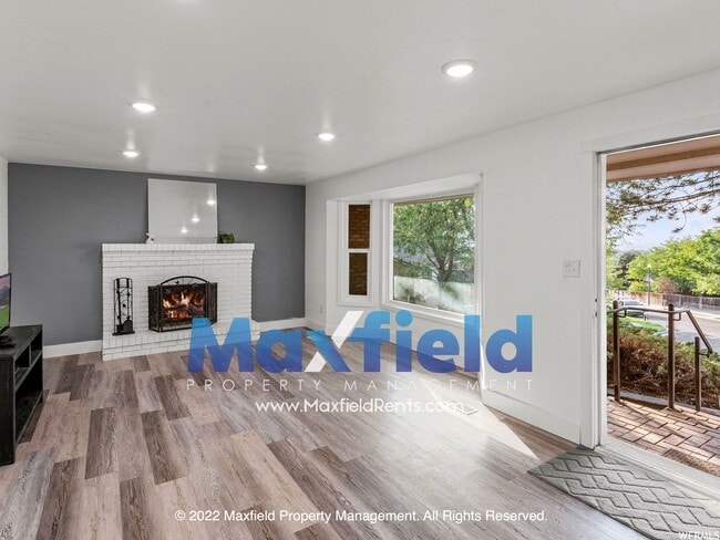 Building Photo - Sandy Rambler 4 BD 3.5 BA 2 GAR Home locat...