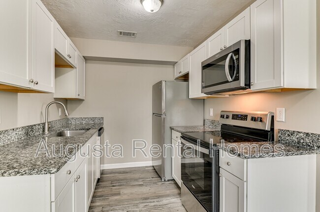 Building Photo - 152 Conifer Dr