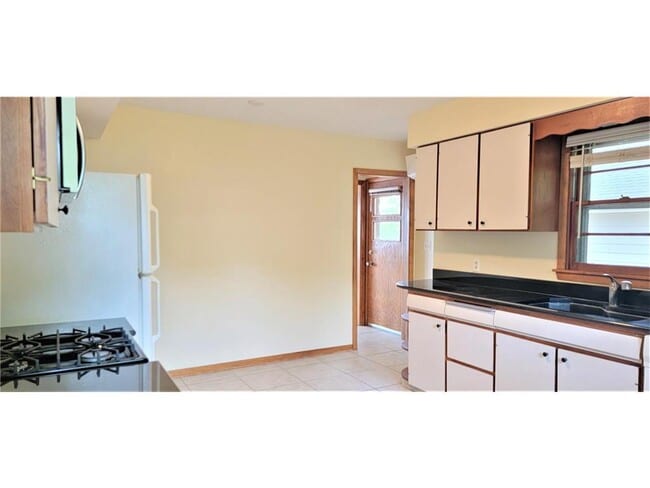 Building Photo - 2331 W Medicine Lake Dr