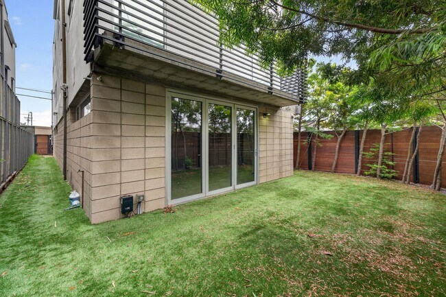 Building Photo - Discover this striking 3 bedroom apartment for rent in Venice, offering 4 bathrooms, contemporary...