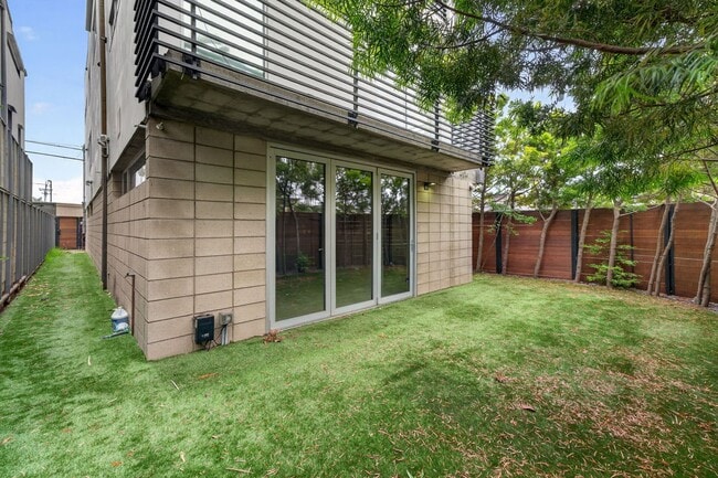 Building Photo - Modern and Custom 3 Bed + 4 Bath Venice Home with Rooftop Views!
