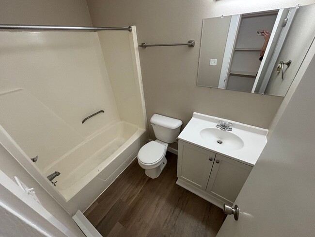 Building Photo - Two bedroom one bath apartment