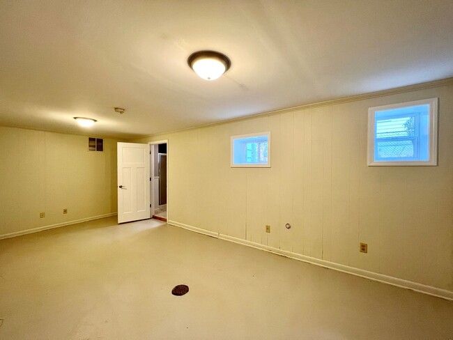 Building Photo - Charming West Asheville Home!