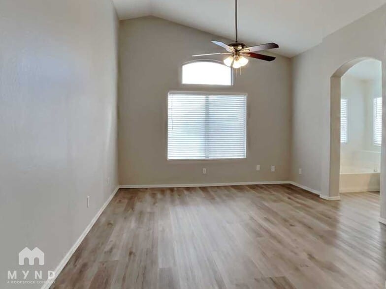 Building Photo - 1045 W Todd Dr