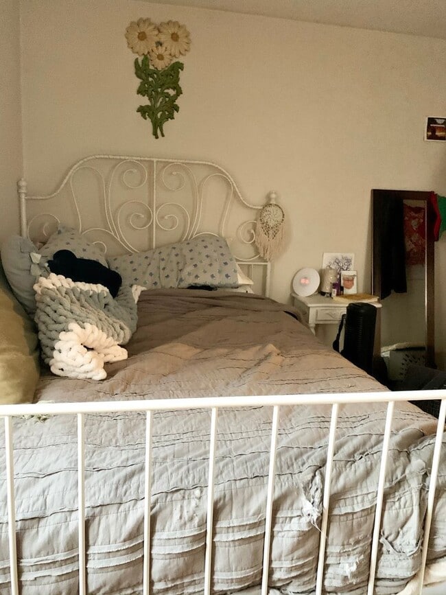 Building Photo - 629 Catharine St