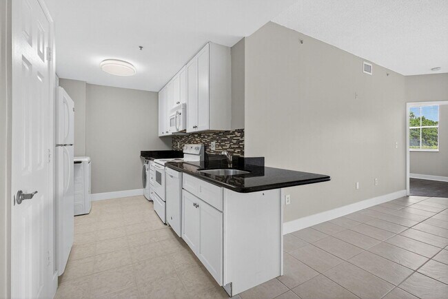 Building Photo - 2040 Greenview Shores Blvd