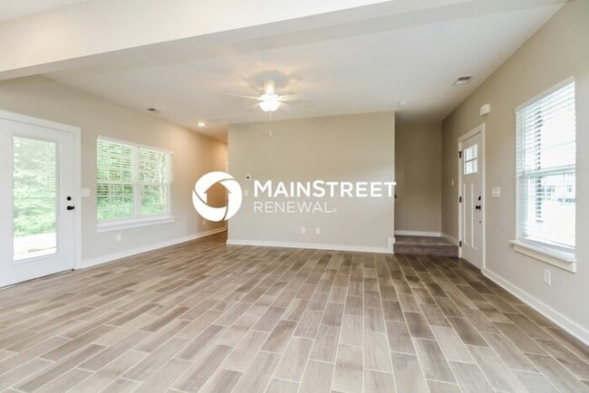 Building Photo - 4 Bedroom Pet-Friendly Home in Murfreesbor...