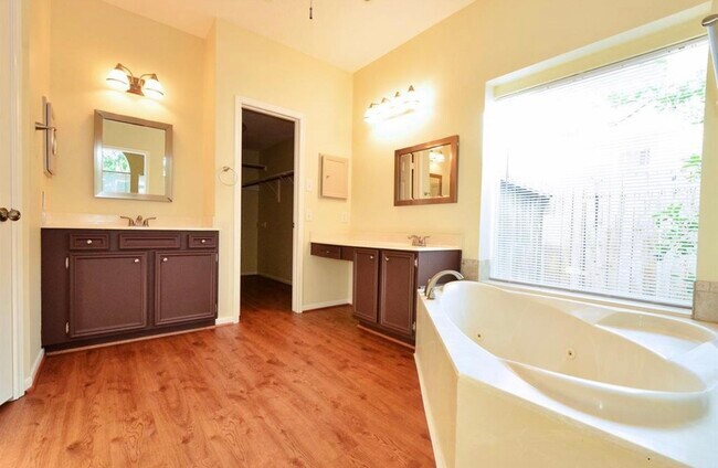 Building Photo - 15410 Oak Lake Glen Dr