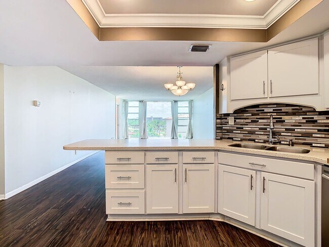 Building Photo - 7400 Sun Island Dr S