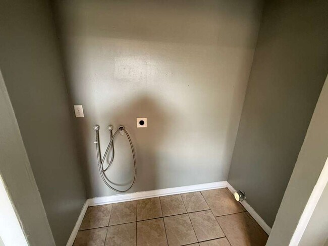 Building Photo - 2570-2572 Chestnut Woods Dr