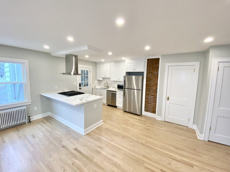 Building Photo - 11 Lagrange Ave