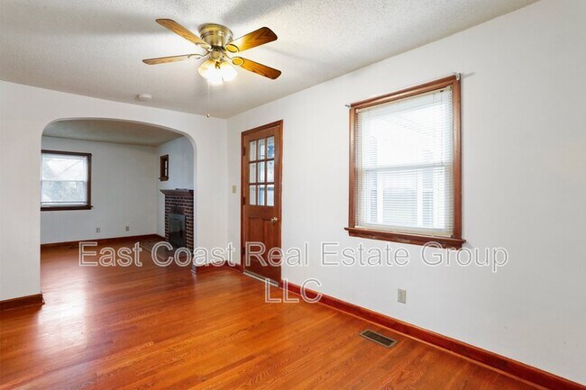 Building Photo - 838 Jenny Wren Dr