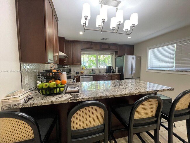 Building Photo - 557 De Leon Dr